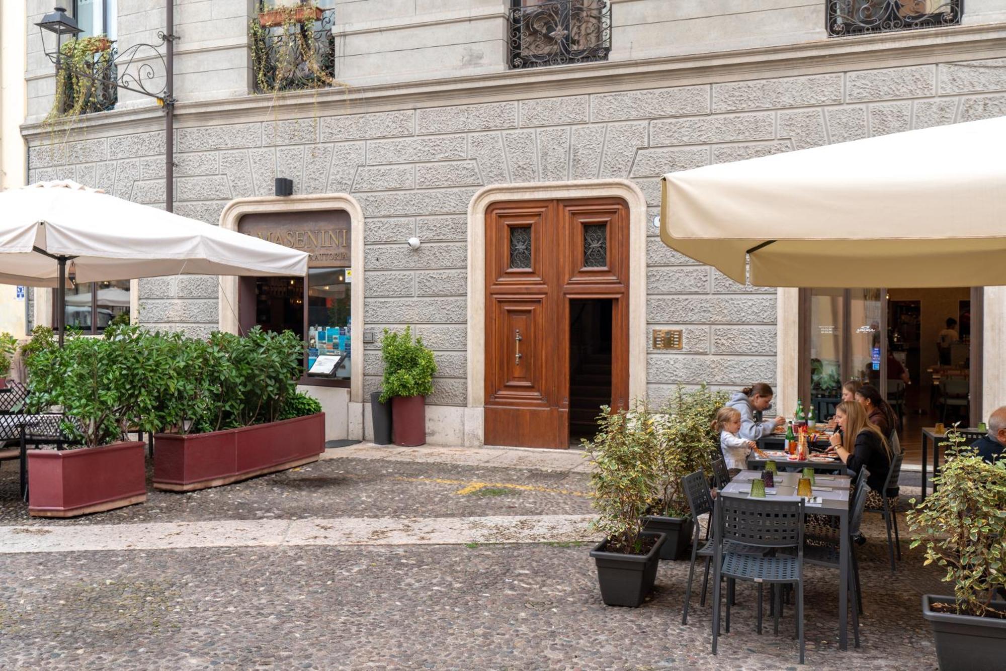 Palazzo Biasini By Postcardsfrom Hotel เวโรนา ภายนอก รูปภาพ
