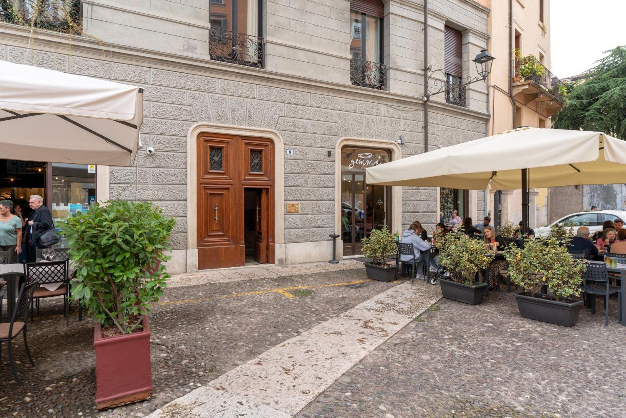 Palazzo Biasini By Postcardsfrom Hotel เวโรนา ภายนอก รูปภาพ