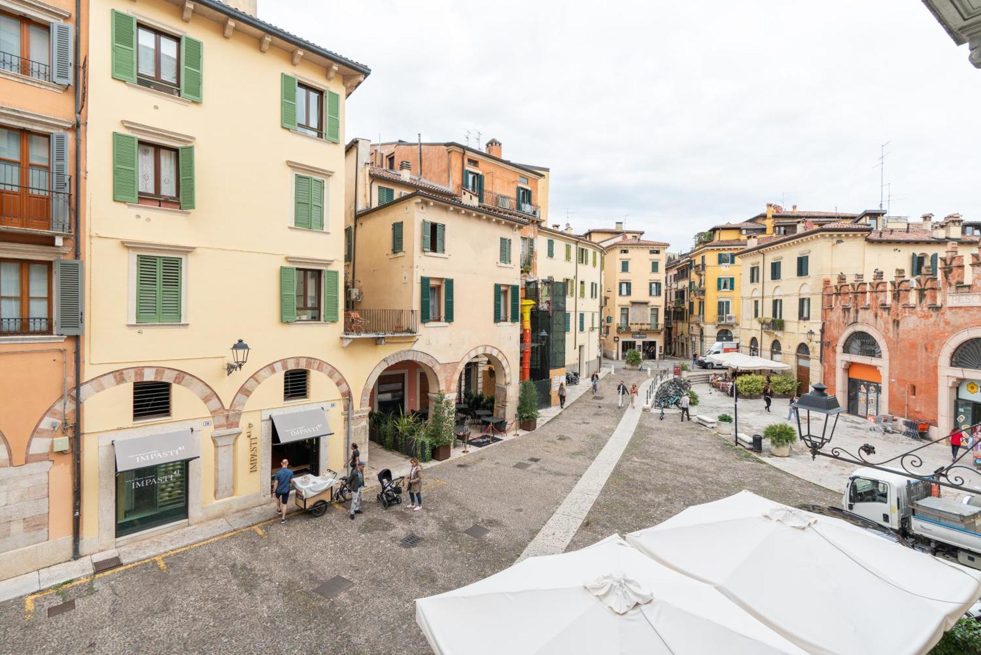 Palazzo Biasini By Postcardsfrom Hotel เวโรนา ภายนอก รูปภาพ